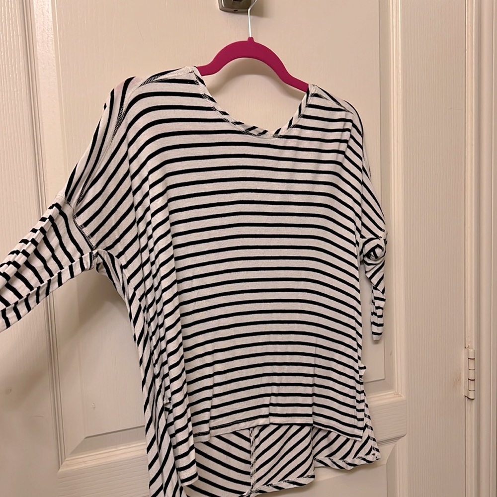 Striped black and white high/low 3/4 sleeve shirt